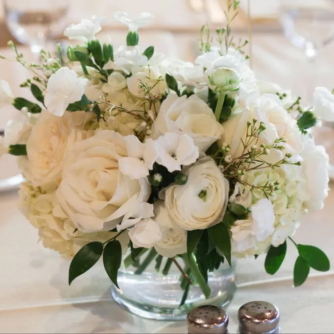 Poppy Flowers: Wedding centerpiece flower arrangements‍ for vintage hearts dazzled by ivory