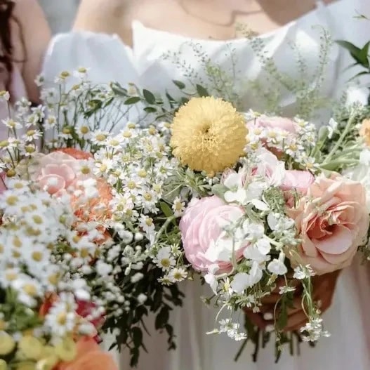 Incorporating chrysanthemums for outdoor summer weddings